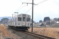 石川駅を出発した桜ミク列車。これから石川陸橋の２０パーミルの勾配へ。