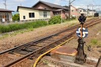     館田駅の「発条転轍機」（スプリングポイント）。普段何気なく通っている路線にもこういった様々な設備があるんですね。