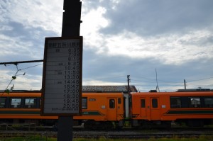 ホームの後ろでは2両編成を切り離す作業が。右側が最近塗装し直した車両です。