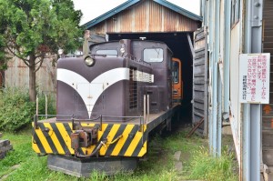 冬は大活躍のディーゼル機関車。今は車庫で休んでいます。