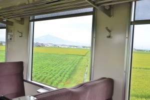 車窓からは田んぼの向こうに岩木山が。季節ごとに違う表情を見せてくれます。