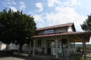 部分的な改修はありつつも開業当時の姿を残してるという駅舎。どこかホッとする雰囲気です。