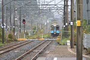 下り勾配を抜けて上北町駅へと入線する下り列車。上り側ホームから撮ったらまた違った見え方になるでしょうか？