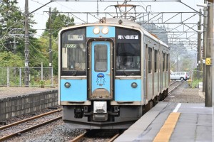 全線開業からまもなく10周年。青い車体もすっかり沿線に馴染んでますね。