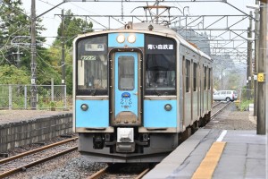 全線開業からまもなく１０周年。青い車体もすっかり沿線に馴染んでますね。