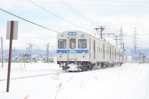 つかの間の晴れ間の中を走る車両。