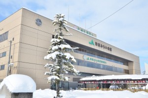 駅は弘南鉄道本社やJAも入った４階建ての建物の中にあります。