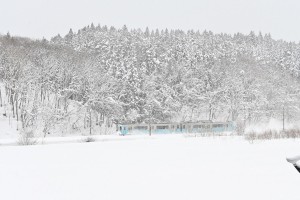 雪の中を快走する701系。モーリー君も寒そうです。