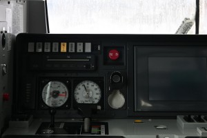 乗車したのは703系。運転席では耐雪ブレーキランプが点灯してました。