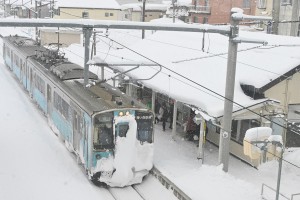 青森行きの下り列車は前面に雪をかぶりながら到着。