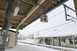 運用が無くなった乙供駅2番線。レールに降り積もった雪が寂しげです。
