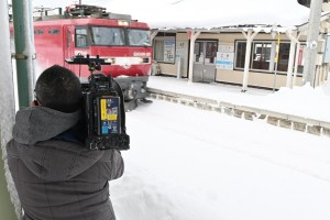 降り積もった雪を豪快に吹き飛ばしながら走る金太郎。