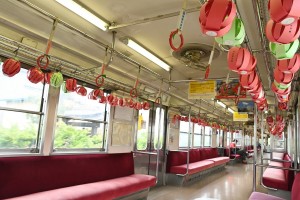 園児たちが作ったリンゴのオブジェが揺れる車内