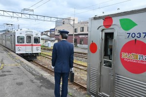 乗った列車は津軽大沢駅で車両を交換する運用でした。縦列停車した前の車両へと乗り換えます
