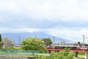 平川を超える電車。岩木山は雲に隠れてしまいました