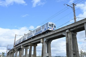 JR奥羽線を超えるために高架を走る電車。青空に映えます
