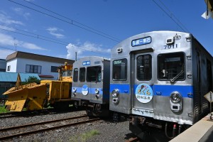 青空の下、黒石駅にて。除雪用車両も含めて綺麗に並んだところをパシャリ。