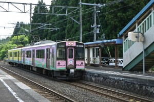 １編成しかないのにロケ中けっこうな頻度で遭遇する１１ぴきのねこラッピング列車