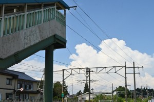 こ線橋と夏の雲。夏らしい空でテンションも上がります