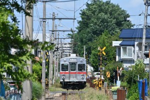 住宅街を抜ける元東急７０００系。未だ現役です。