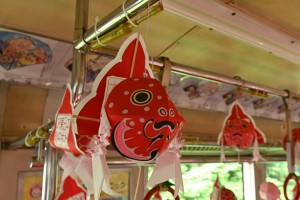 一部列車の車内は９月末まで金魚ねぷたで飾り付けられています。その数３５０個。