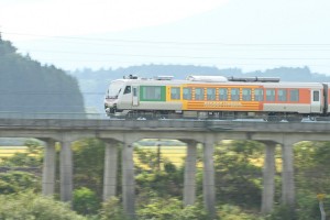 撮影ポイントで構えていたら「リゾートあすなろ」用車両が。スジ的に大湊線１００周年記念列車の試運転だったのかな？