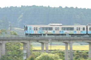 そして本番の青い森７０１系。背景が流ししきれない流し撮りになってしまいました。