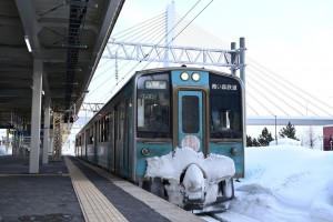 この時期の運行はまさに雪との戦い。車体についた雪が今年の豪雪を物語っています。