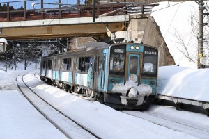 千曳駅のホームや野辺地方のトンネルは撮影スポットとしても有名ですね。カントが良い感じです。