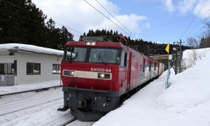 東青森より八戸側の青い森鉄道の貨物列車のほとんどをけん引するEH500形電気機関車。8軸H級の車体に迫力のブロアー音がたまりません。