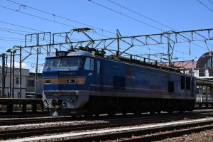 入れ替え作業中の「青釜」ことEF510形式の500番台。寝台特急「北斗星」などをけん引した機関車です。