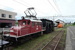 津軽大沢駅のホームから。１９２６年アメリカ製の電気機関車「ED221」。