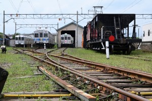 車両基地の全景。かつて西弘前（現弘前学院大前）駅にあったものを移設した際に配線も整ったものになったんだそうです。