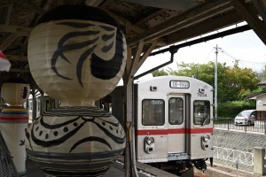 中央弘前駅にて　列車を見守るこけしの灯ろう