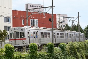 土淵川沿いを車体を傾けながら走る７０００系