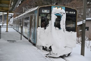 この時期の鉄道はまさに雪との闘い。７０１系も貫禄ある面構えに。