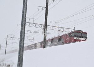 その貨物列車。金太郎が雪を豪快に跳ね飛ばしながら走っていきます。