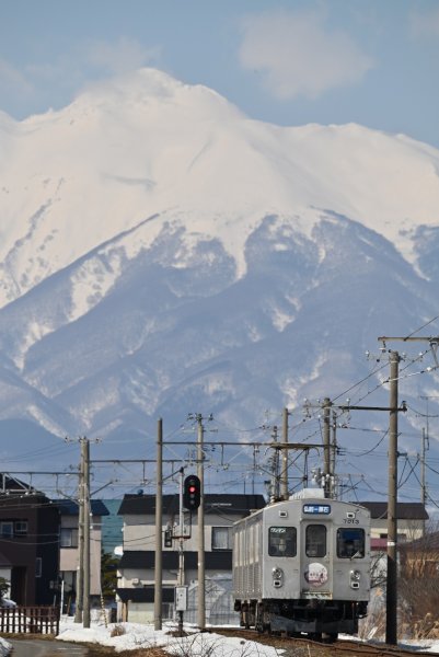 岩木山をバックに走る弘南線の車両。もっとズームできる望遠レンズが欲しかったです・・・。