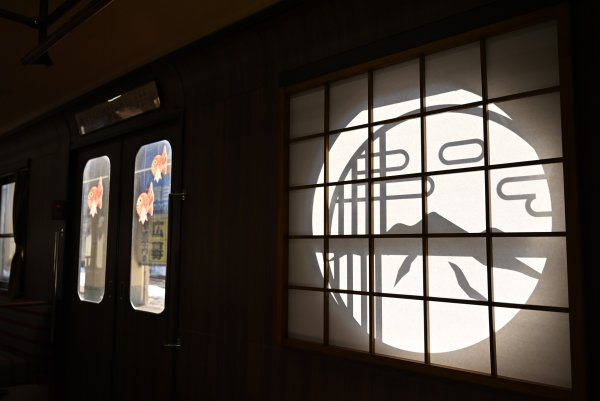 個人的お気に入りポイント。料亭の丸窓イメージとのことですが、列車が走ると日の差し方で岩木山もちょっとずつ動きます。
