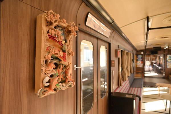 だんじり祭の「地車彫刻」の技術を利用した装飾。こちらも沿線をモチーフにしています。