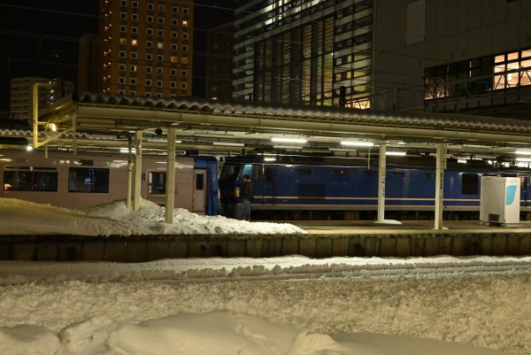 モニター運行の際に弘前駅で偶然遭遇した甲種回送。北海道へ向け、新型車両が走って行きました。けん引は元・北斗星用の青いEF510。夜に見ると雰囲気がありますね。