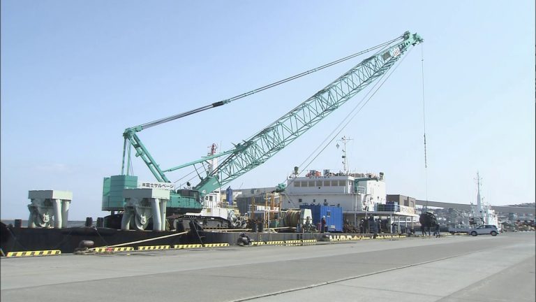 八戸港沖貨物船座礁　サルベージ作業用の船が入港