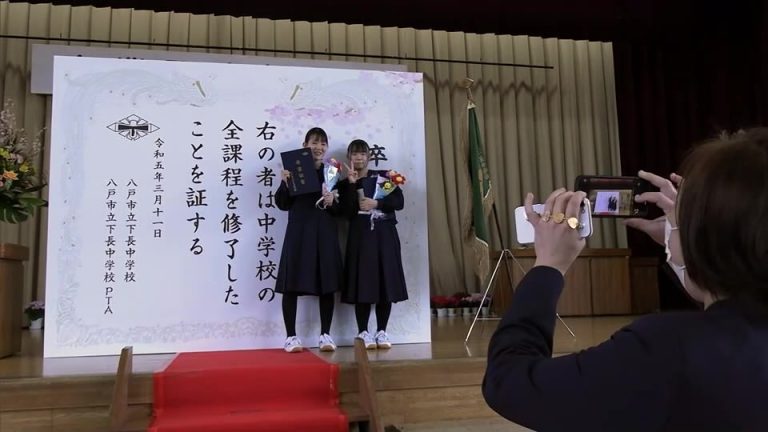 八戸市の中学校　卒業式でサプライズ