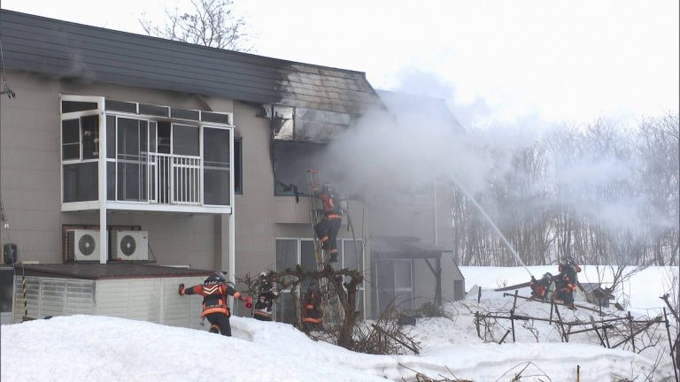 青森市で住宅火災「火が吹き出ていた」 焼け跡から女性1人の遺体 青森市で住宅火災「火が吹き出ていた」 焼け跡から女性1人の遺体